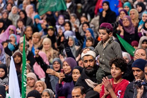 Grand meeting à la coupole d'El Menzah oragnisé par le parti islamiste au pouvoir Ennahdha pour la visite de Ismail Haniyeh, chef du Hamas et chef du gouvernement palestinien à Gaza. "Le sursaut des peuples arabes nous a incité à faire preuve d'un surcroit de militantisme pour libérer Al-Qods" déclae Haniyeh devant une foule immense. Suite à cette visite le gouvernement tunisien a accepté que le Hamas installe ses bureaux à Tunis si la situation en Syrie continue à se détériorer. 