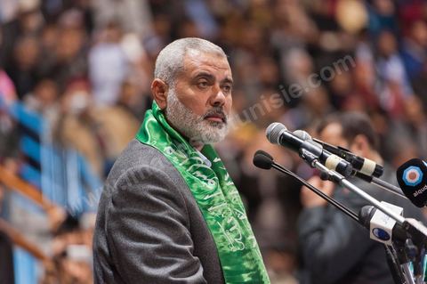 Grand meeting à la coupole d'El Menzah oragnisé par le parti islamiste au pouvoir Ennahdha pour la visite de Ismail Haniyeh, chef du Hamas et chef du gouvernement palestinien à Gaza. "Le sursaut des peuples arabes nous a incité à faire preuve d'un surcroit de militantisme pour libérer Al-Qods" déclae Haniyeh devant une foule immense. Suite à cette visite le gouvernement tunisien a accepté que le Hamas installe ses bureaux à Tunis si la situation en Syrie continue à se détériorer. 