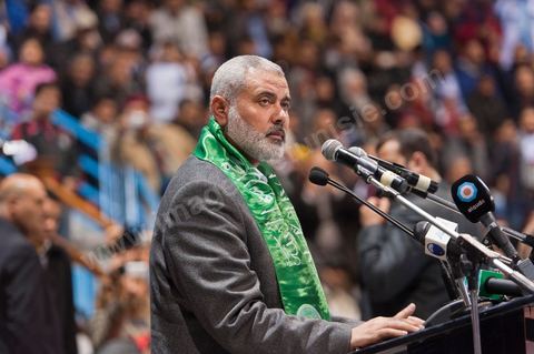 Grand meeting à la coupole d'El Menzah oragnisé par le parti islamiste au pouvoir Ennahdha pour la visite de Ismail Haniyeh, chef du Hamas et chef du gouvernement palestinien à Gaza. "Le sursaut des peuples arabes nous a incité à faire preuve d'un surcroit de militantisme pour libérer Al-Qods" déclae Haniyeh devant une foule immense. Suite à cette visite le gouvernement tunisien a accepté que le Hamas installe ses bureaux à Tunis si la situation en Syrie continue à se détériorer. 