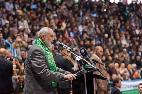 Grand meeting à la coupole d'El Menzah oragnisé par le parti islamiste au pouvoir Ennahdha pour la visite de Ismail Haniyeh, chef du Hamas et chef du gouvernement palestinien à Gaza. "Le sursaut des peuples arabes nous a incité à faire preuve d'un surcroit de militantisme pour libérer Al-Qods" déclae Haniyeh devant une foule immense. Suite à cette visite le gouvernement tunisien a accepté que le Hamas installe ses bureaux à Tunis si la situation en Syrie continue à se détériorer. 