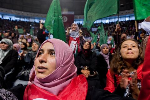 Grand meeting à la coupole d'El Menzah oragnisé par le parti islamiste au pouvoir Ennahdha pour la visite de Ismail Haniyeh, chef du Hamas et chef du gouvernement palestinien à Gaza. "Le sursaut des peuples arabes nous a incité à faire preuve d'un surcroit de militantisme pour libérer Al-Qods" déclae Haniyeh devant une foule immense. Suite à cette visite le gouvernement tunisien a accepté que le Hamas installe ses bureaux à Tunis si la situation en Syrie continue à se détériorer. 