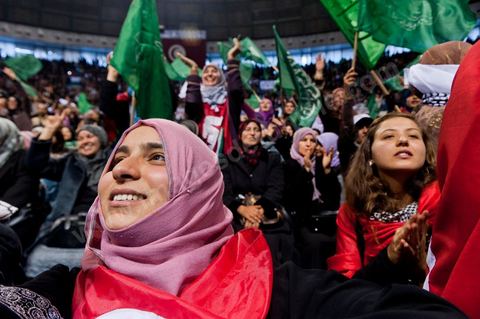 Grand meeting à la coupole d'El Menzah oragnisé par le parti islamiste au pouvoir Ennahdha pour la visite de Ismail Haniyeh, chef du Hamas et chef du gouvernement palestinien à Gaza. "Le sursaut des peuples arabes nous a incité à faire preuve d'un surcroit de militantisme pour libérer Al-Qods" déclae Haniyeh devant une foule immense. Suite à cette visite le gouvernement tunisien a accepté que le Hamas installe ses bureaux à Tunis si la situation en Syrie continue à se détériorer. 