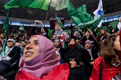 Grand meeting à la coupole d'El Menzah oragnisé par le parti islamiste au pouvoir Ennahdha pour la visite de Ismail Haniyeh, chef du Hamas et chef du gouvernement palestinien à Gaza. "Le sursaut des peuples arabes nous a incité à faire preuve d'un surcroit de militantisme pour libérer Al-Qods" déclae Haniyeh devant une foule immense. Suite à cette visite le gouvernement tunisien a accepté que le Hamas installe ses bureaux à Tunis si la situation en Syrie continue à se détériorer. 