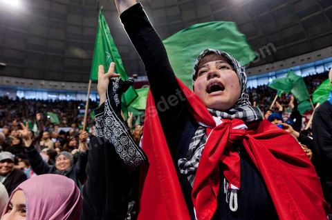 Grand meeting à la coupole d'El Menzah oragnisé par le parti islamiste au pouvoir Ennahdha pour la visite de Ismail Haniyeh, chef du Hamas et chef du gouvernement palestinien à Gaza. "Le sursaut des peuples arabes nous a incité à faire preuve d'un surcroit de militantisme pour libérer Al-Qods" déclae Haniyeh devant une foule immense. Suite à cette visite le gouvernement tunisien a accepté que le Hamas installe ses bureaux à Tunis si la situation en Syrie continue à se détériorer. 