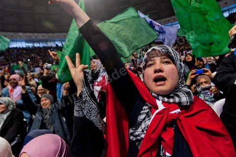 Grand meeting à la coupole d'El Menzah oragnisé par le parti islamiste au pouvoir Ennahdha pour la visite de Ismail Haniyeh, chef du Hamas et chef du gouvernement palestinien à Gaza. "Le sursaut des peuples arabes nous a incité à faire preuve d'un surcroit de militantisme pour libérer Al-Qods" déclae Haniyeh devant une foule immense. Suite à cette visite le gouvernement tunisien a accepté que le Hamas installe ses bureaux à Tunis si la situation en Syrie continue à se détériorer. 