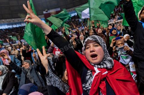 Grand meeting à la coupole d'El Menzah oragnisé par le parti islamiste au pouvoir Ennahdha pour la visite de Ismail Haniyeh, chef du Hamas et chef du gouvernement palestinien à Gaza. "Le sursaut des peuples arabes nous a incité à faire preuve d'un surcroit de militantisme pour libérer Al-Qods" déclae Haniyeh devant une foule immense. Suite à cette visite le gouvernement tunisien a accepté que le Hamas installe ses bureaux à Tunis si la situation en Syrie continue à se détériorer. 