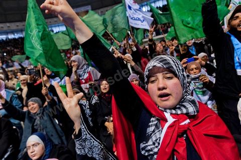 Grand meeting à la coupole d'El Menzah oragnisé par le parti islamiste au pouvoir Ennahdha pour la visite de Ismail Haniyeh, chef du Hamas et chef du gouvernement palestinien à Gaza. "Le sursaut des peuples arabes nous a incité à faire preuve d'un surcroit de militantisme pour libérer Al-Qods" déclae Haniyeh devant une foule immense. Suite à cette visite le gouvernement tunisien a accepté que le Hamas installe ses bureaux à Tunis si la situation en Syrie continue à se détériorer. 