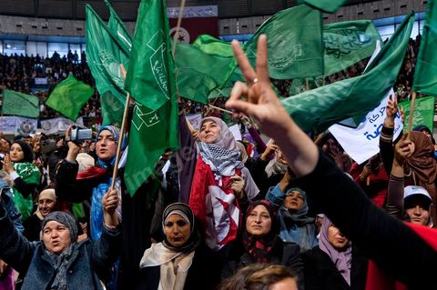 Grand meeting à la coupole d'El Menzah oragnisé par le parti islamiste au pouvoir Ennahdha pour la visite de Ismail Haniyeh, chef du Hamas et chef du gouvernement palestinien à Gaza. "Le sursaut des peuples arabes nous a incité à faire preuve d'un surcroit de militantisme pour libérer Al-Qods" déclae Haniyeh devant une foule immense. Suite à cette visite le gouvernement tunisien a accepté que le Hamas installe ses bureaux à Tunis si la situation en Syrie continue à se détériorer. 