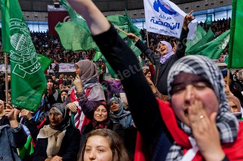 Grand meeting à la coupole d'El Menzah oragnisé par le parti islamiste au pouvoir Ennahdha pour la visite de Ismail Haniyeh, chef du Hamas et chef du gouvernement palestinien à Gaza. "Le sursaut des peuples arabes nous a incité à faire preuve d'un surcroit de militantisme pour libérer Al-Qods" déclae Haniyeh devant une foule immense. Suite à cette visite le gouvernement tunisien a accepté que le Hamas installe ses bureaux à Tunis si la situation en Syrie continue à se détériorer. 