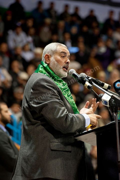 Grand meeting à la coupole d'El Menzah oragnisé par le parti islamiste au pouvoir Ennahdha pour la visite de Ismail Haniyeh, chef du Hamas et chef du gouvernement palestinien à Gaza. "Le sursaut des peuples arabes nous a incité à faire preuve d'un surcroit de militantisme pour libérer Al-Qods" déclae Haniyeh devant une foule immense. Suite à cette visite le gouvernement tunisien a accepté que le Hamas installe ses bureaux à Tunis si la situation en Syrie continue à se détériorer. 