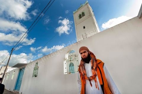 10 janvier 2012 : à Sejenane, recontre avec les salafistes et la population devant la grande mosquée avant la prière du midi.