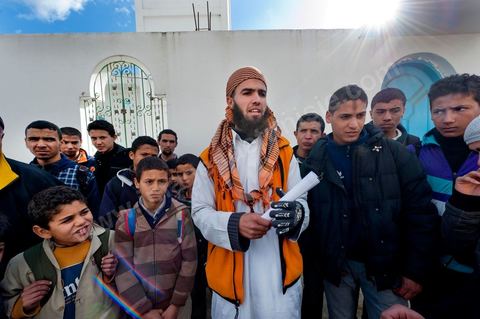 10 janvier 2012 : à Sejenane, recontre avec les salafistes et la population devant la grande mosquée avant la prière du midi.