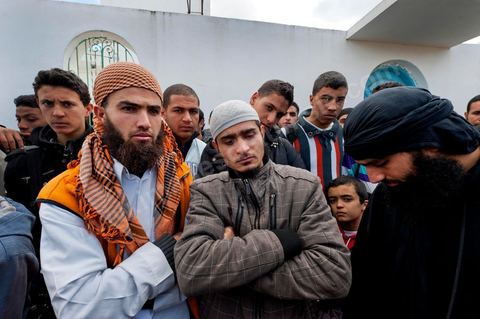 10 janvier 2012 : à Sejenane, recontre avec les salafistes et la population devant la grande mosquée avant la prière du midi.