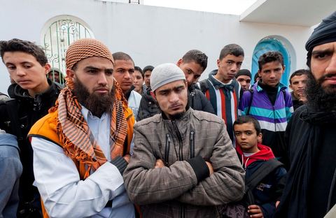 10 janvier 2012 : à Sejenane, recontre avec les salafistes et la population devant la grande mosquée avant la prière du midi.