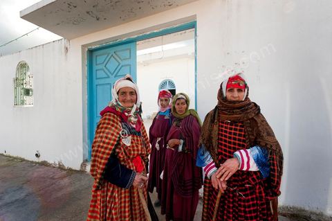10 janvier 2012 : à Sejenane, recontre avec les salafistes et la population devant la grande mosquée avant la prière du midi.