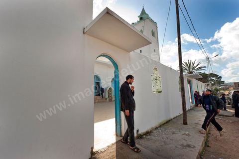 10 janvier 2012 : à Sejenane, recontre avec les salafistes et la population devant la grande mosquée avant la prière du midi.