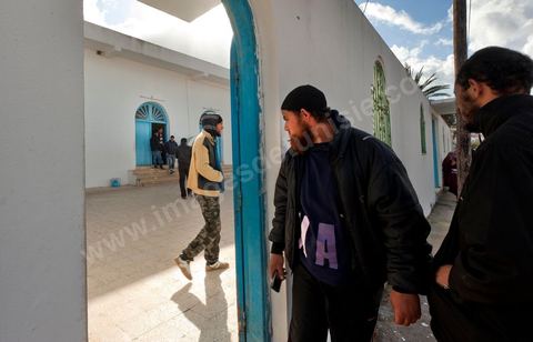 10 janvier 2012 : à Sejenane, recontre avec les salafistes et la population devant la grande mosquée avant la prière du midi.