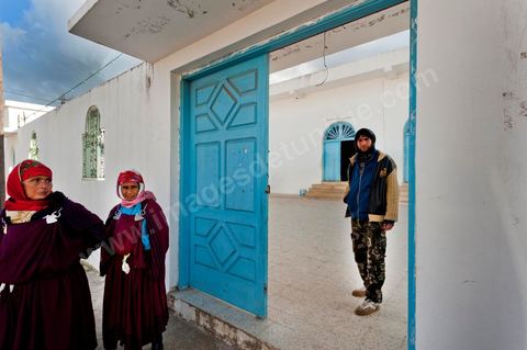 10 janvier 2012 : à Sejenane, recontre avec les salafistes et la population devant la grande mosquée avant la prière du midi.