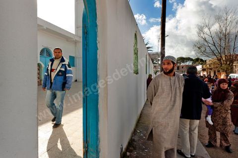 10 janvier 2012 : à Sejenane, recontre avec les salafistes et la population devant la grande mosquée avant la prière du midi.