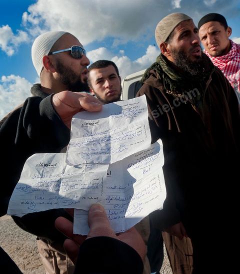 10 janvier 2012 : à Sejenane, un groupe de salafistes part pour Bizerte à 60 km, suite à une convocation de la police concernant les heurts qui ont eu lieu les jours précédents.