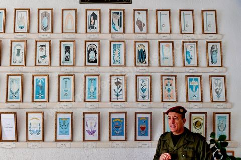dans le hall de l'administration les fanions des 42 promotions sorties de cette académie. Visite de l'Académie militaire de Fondouk Djedid avec Colonel Major Ben Nasr et le colonel dirige l'académie.