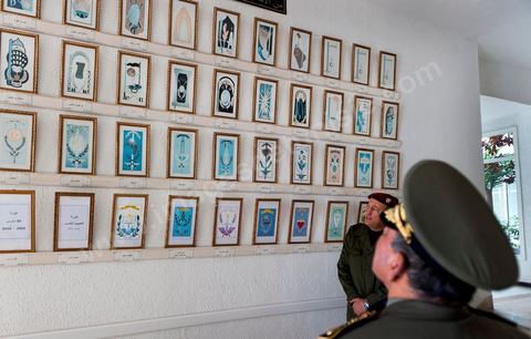 dans le hall de l'administration les fanions des 42 promotions sorties de cette académie. Visite de l'Académie militaire de Fondouk Djedid avec Colonel Major Ben Nasr et le colonel dirige l'académie.