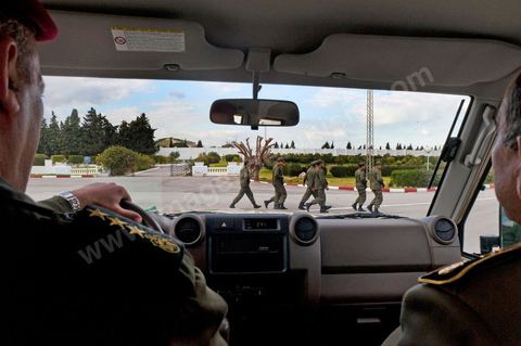 Visite de l'Académie militaire de l'armée de terre tunisienne de Fondouk Djedid avec Colonel Major Ben Nasr et le colonel dirige l'académie.