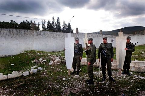 Les éléves offciers se rendant au stand de tirs à l'Académie militaire de Fondouk Djedid.