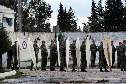 Les éléves offciers se rendant au stand de tirs à l'Académie militaire de Fondouk Djedid.