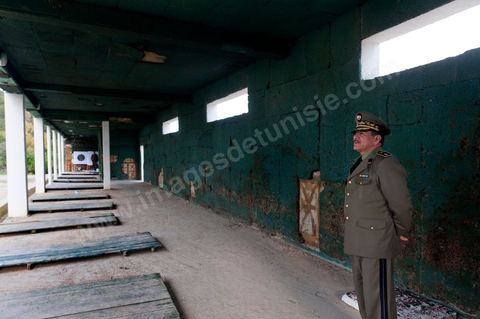 le colonel Major Ben Nasr au stand de tir de l'Académie militaire de Fondouk Djedid.
