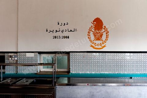Au refectoire de l'Académie militaire de Fondouk Djedid, le nom "Hedi Nouria" et le blason de la promotion en cours.