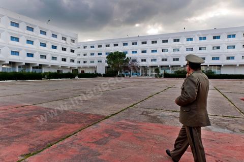 Le Colonel Major Ben Nasr à l'Académie militaire de Fondouk Djedid.
