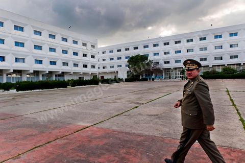 Le Colonel Major Ben Nasr à l'Académie militaire de Fondouk Djedid.