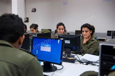 Cours d'informatique à l'Académie militaire de l'aréme de terre à Fondouk Djedid. 