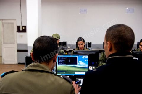 Cours d'informatique à l'Académie militaire de l'aréme de terre à Fondouk Djedid. 