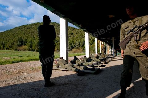 Stand de tirs avec les éléves officiers de l'Académie militaire de l'aréme de terre à Fondouk Djedid. 