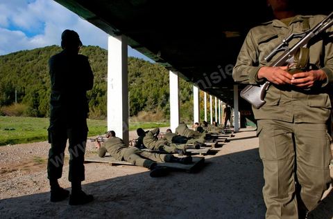 Stand de tirs avec les éléves officiers de l'Académie militaire de l'aréme de terre à Fondouk Djedid. 