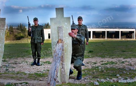 Stand de tirs avec les éléves officiers de l'Académie militaire de l'aréme de terre à Fondouk Djedid. 