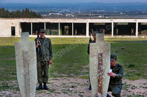 Stand de tirs avec les éléves officiers de l'Académie militaire de l'aréme de terre à Fondouk Djedid. 