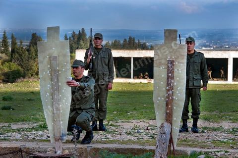 Stand de tirs avec les éléves officiers de l'Académie militaire de l'aréme de terre à Fondouk Djedid. 