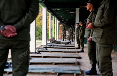 Stand de tirs avec les éléves officiers de l'Académie militaire de l'aréme de terre à Fondouk Djedid. 
