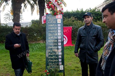 14 janvier 2012 : les policiers érigent une stèle à côté du Ministère de l'Intérieur pour commémorer les 13 policiers tués lors de la Révolution. Commémoration à Tunis du premier anniversaire de la Révolution tunisienne, le 14 janvier étant la date de la fuite de l'ex Président vers l'Arabie Saoudide. 