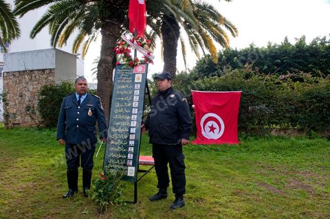 14 janvier 2012 : les policiers érigent une stèle à côté du Ministère de l'Intérieur pour commémorer les 13 policiers tués lors de la Révolution. Commémoration à Tunis du premier anniversaire de la Révolution tunisienne, le 14 janvier étant la date de la fuite de l'ex Président vers l'Arabie Saoudide. 