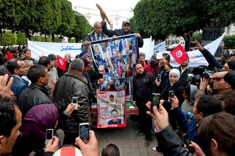 14 janvier 2012 : Charrette de Mohamed Bouazizi, baguette de pain et portraits de martyrs et de Maman Bouazizi, des membres d'Ennahdha s'exposent avec des symboles de la révolution sur l'avenue Habib Bourguiba. Commémoration à Tunis du premier anniversaire de la Révolution tunisienne, le 14 janvier étant la date de la fuite de l'ex Président vers l'Arabie Saoudide. 