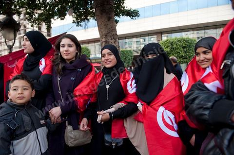 14 janvier 2012 : de jeunes femmes salafistes portant le niqab et le drapeau tunisien lors de la commémoration à Tunis du premier anniversaire de la Révolution tunisienne, le 14 janvier étant la date de la fuite de l'ex Président vers l'Arabie Saoudide. 
