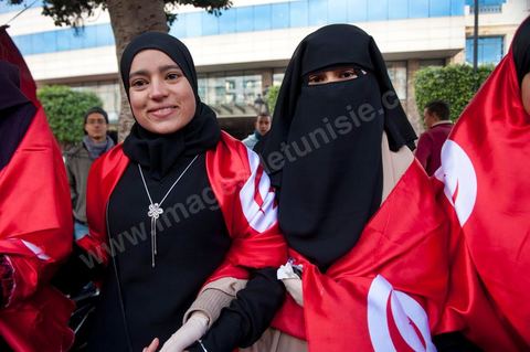 14 janvier 2012 : de jeunes femmes salafistes portant le niqab et le drapeau tunisien lors de la commémoration à Tunis du premier anniversaire de la Révolution tunisienne, le 14 janvier étant la date de la fuite de l'ex Président vers l'Arabie Saoudide. 