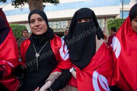 14 janvier 2012 : de jeunes femmes salafistes portant le niqab et le drapeau tunisien lors de la commémoration à Tunis du premier anniversaire de la Révolution tunisienne, le 14 janvier étant la date de la fuite de l'ex Président vers l'Arabie Saoudide. 