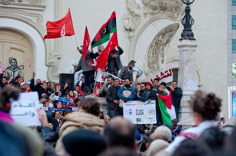 14 janvier 2012 : manifestation des militants du parti islamiste au pouvoir Ennahdha devant le Théâtre municipal de Tunis sur l'avenue Habib Bourguiba lors de la commémoration à Tunis du premier anniversaire de la Révolution tunisienne, le 14 janvier étant la date de la fuite de l'ex Président vers l'Arabie Saoudide. 