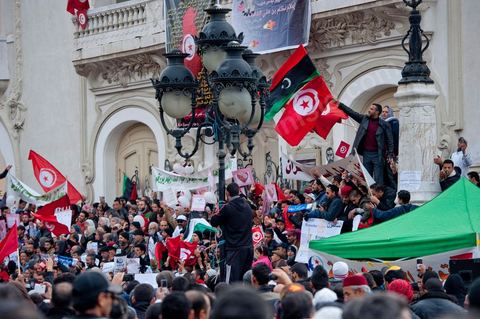 14 janvier 2012 : manifestation des militants du parti islamiste au pouvoir Ennahdha devant le Théâtre municipal de Tunis sur l'avenue Habib Bourguiba lors de la commémoration à Tunis du premier anniversaire de la Révolution tunisienne, le 14 janvier étant la date de la fuite de l'ex Président vers l'Arabie Saoudide. 