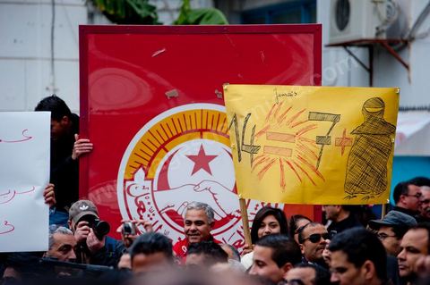 14 janvier 2012 : Houssine Abassi, nouveau secrétaire général de l'UGTT fait un discours sur la place Mohamed Ali au siège historique du syndicat, lieu de rassemblement il y a un an des grands manifestations de la révolution. Commémoration à Tunis du premier anniversaire de la Révolution tunisienne, le 14 janvier étant la date de la fuite de l'ex Président vers l'Arabie Saoudide. 